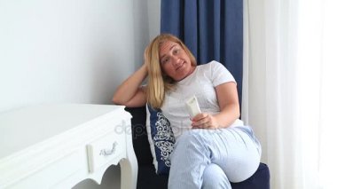 Sarışın kadın ev 2 adlı televizyon izlerken
