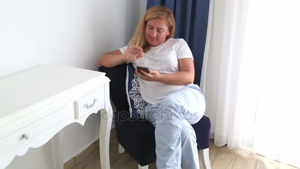 Mujer usando smartphone en casa — Vídeo de stock