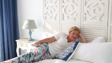 Döşeme ve tv izlerken çekici kadın