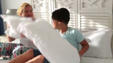 Mutlu anne ve oğlum yastık kavgası