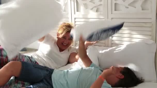 Lycklig mamma ans son att ha kuddkrig — Stockvideo