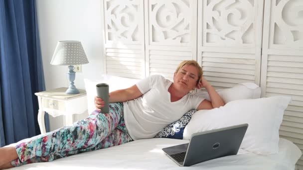 Vrouw op een bed met behulp van laptop 4 te leggen — Stockvideo