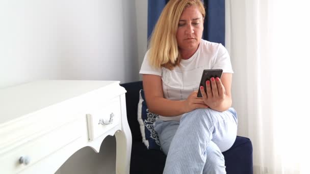Mujer teniendo un videochat en el teléfono móvil — Vídeo de stock