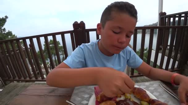 屋外 2 で朝食を食べる子 — ストック動画