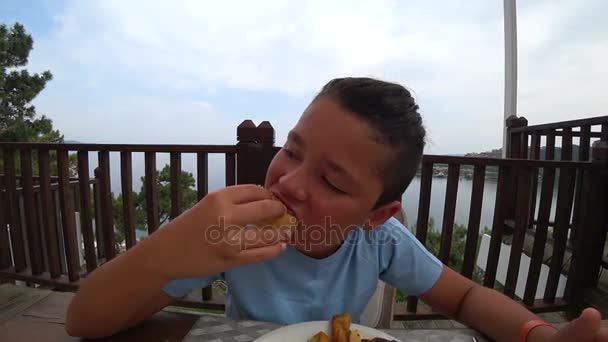 Το παιδί τρώει πρωινό στο υπαίθριο 5 — Αρχείο Βίντεο