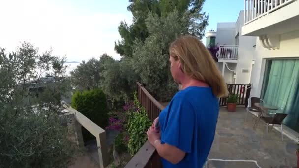 Mujer al aire libre mirando a la vista — Vídeos de Stock