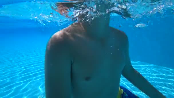 Jonge zwemmer onderwater 3 — Stockvideo