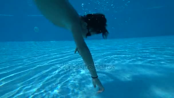 Junge Schwimmerin unter Wasser 2 — Stockvideo