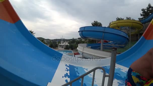 Criança se divertindo no parque aquático 3 — Vídeo de Stock
