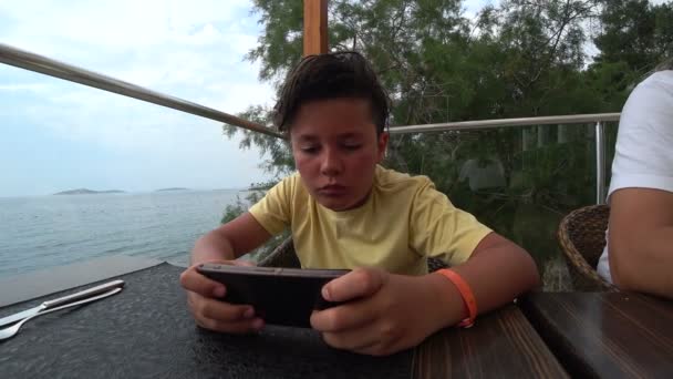 Ребенок с помощью смартфона — стоковое видео