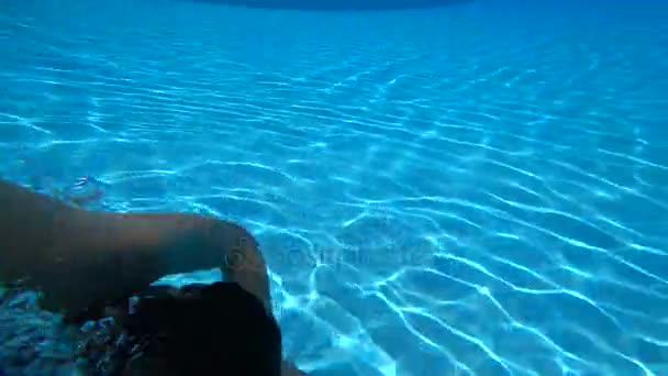 Šťastné dítě v bazénu v letních prázdninách 5 — Stock video