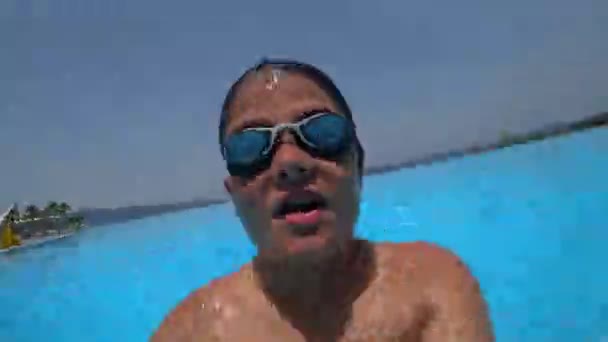 Bambino felice in piscina durante le vacanze estive 4 — Video Stock