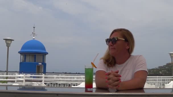 Mujer bebiendo cóctel al aire libre 2 — Vídeo de stock