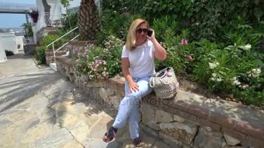 Akıllı telefon açık kullanan kadın