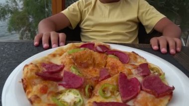 Genç çocuk ve pizza