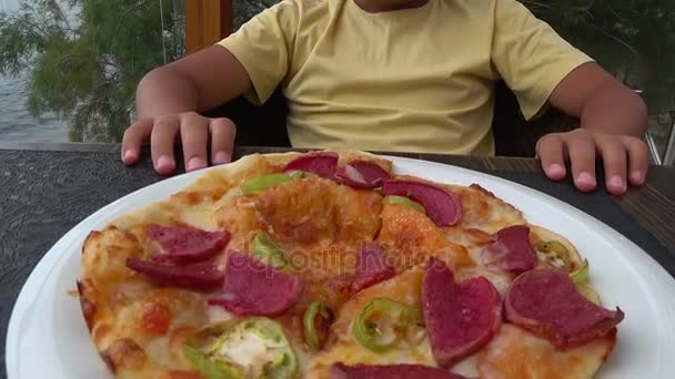 Jovem e pizza — Vídeo de Stock