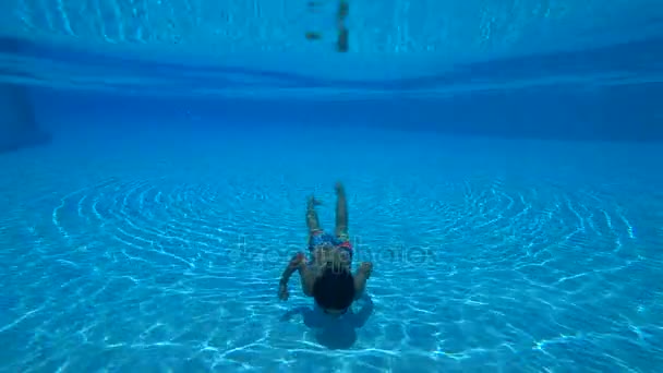 Niño feliz en la piscina en las vacaciones de verano — Vídeo de stock