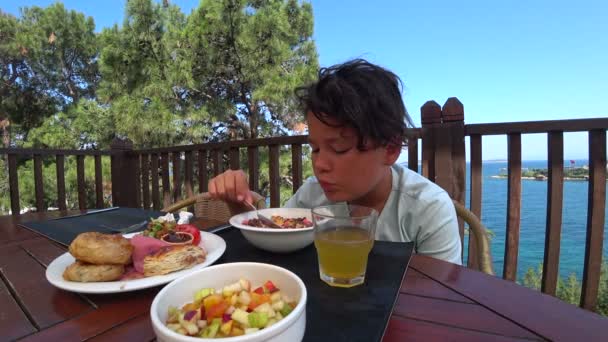 Stilig preteen äter frukost på utomhus 10 — Stockvideo