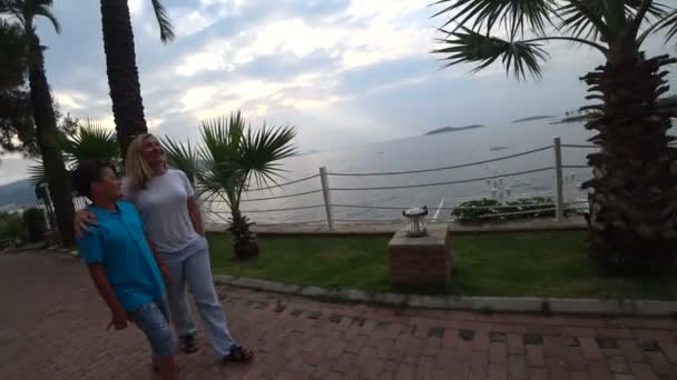 Mãe Filho Caminhando Costa Mar Hora Pôr Sol — Vídeo de Stock