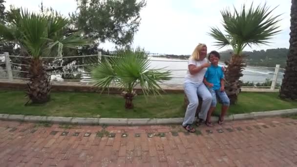 Мать и сын веселятся на открытом воздухе 2 — стоковое видео