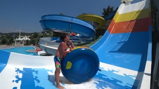 Niño preadolescente en tobogán acuático en aquapark 3 — Vídeo de stock