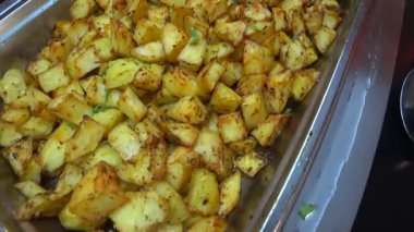 Açık büfe bir ızgara patatoes lezzetli yemek