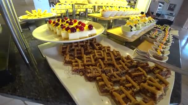 Läckra många olika typer av dessert 8 — Stockvideo