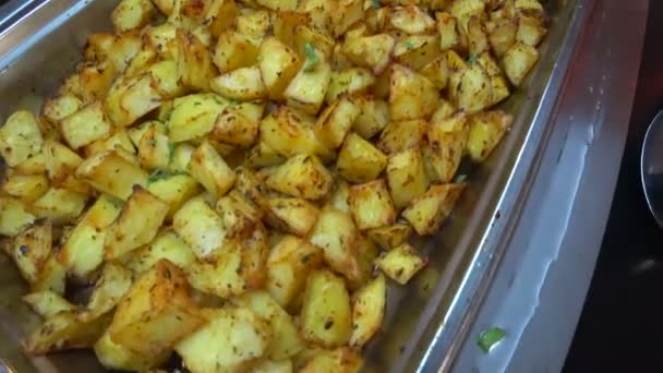 Gustoso pasto in un buffet di patate alla griglia — Video Stock