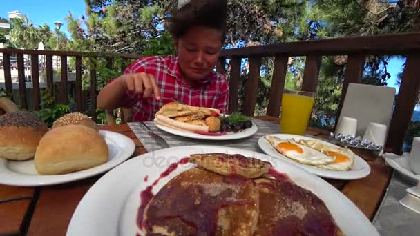 Niño preadolescente desayunando y llorando 2 — Vídeo de stock