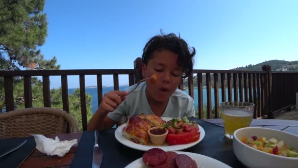 Przystojny młodzieżowego jedzenie śniadanie na świeżym powietrzu 2 — Wideo stockowe
