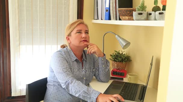 Mulher estressada usando laptop — Vídeo de Stock