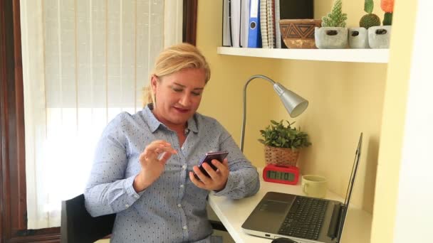 Mujer rubia usando smartphone — Vídeos de Stock