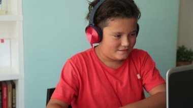 Genç Çocuk Laptop Kullanıyor