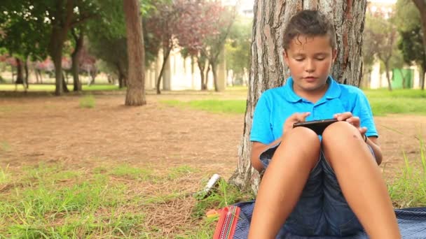 Adolescent garçon en utilisant smartphone à l 'extérieur 2 — Video