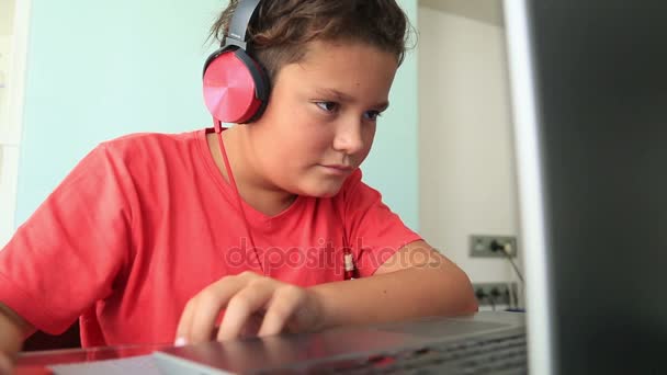 Menino adolescente usando laptop 2 — Vídeo de Stock