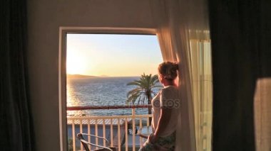 Yatak odası denizden arayan kadın