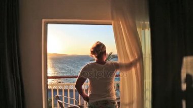 Yatak odası denizden arayan kadın