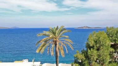 Sea View Balcony 2 üzerinde duran kadın