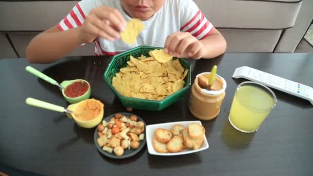 Хлопчик-підліток їсть начос 2 — стокове відео