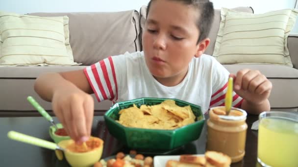 Genç çocuk overeating — Stok video