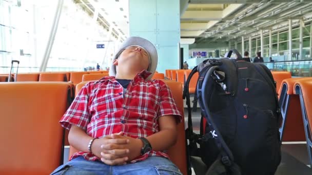 Tonårspojke sova på flygplatsen — Stockvideo