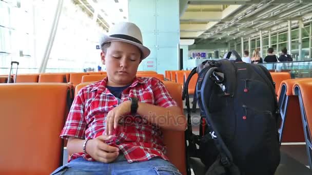 十几岁的男孩在机场等了 — 图库视频影像