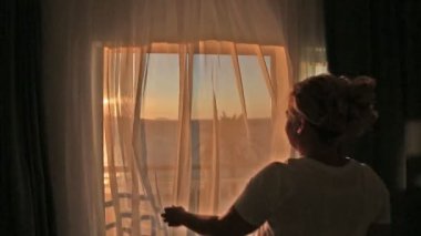 deniz görünümü Balkonda duran kadın