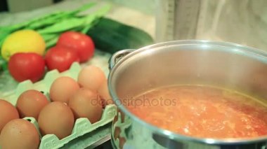 Çorba ocağın üstünde kaynıyor.