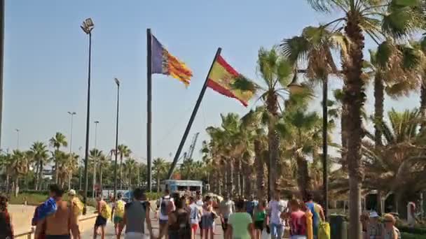 Persone che camminano lungo la baia spiaggia time lapse — Video Stock