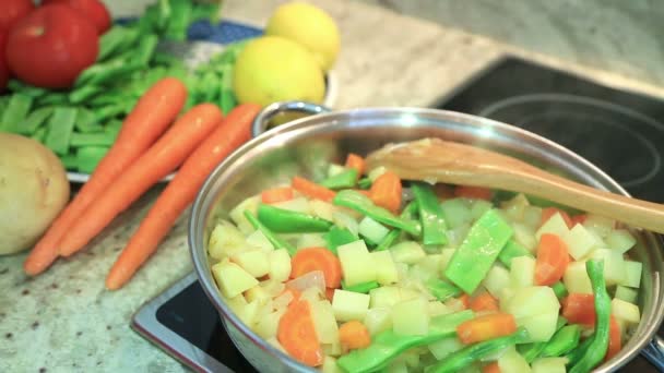 Aardappelen en groene bonen koken in een pot 2 — Stockvideo