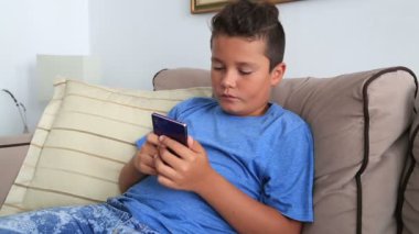 Genç çocuk ile smartphone
