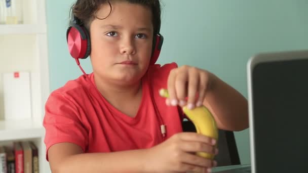 Teenage boy eating banana — Stock Video