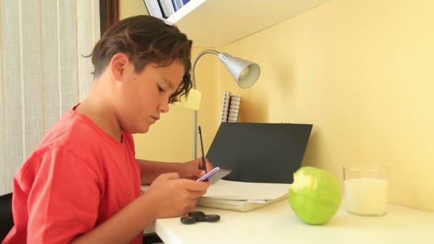 Teini-ikäinen poika tekee kotitehtäviä 2 — kuvapankkivideo