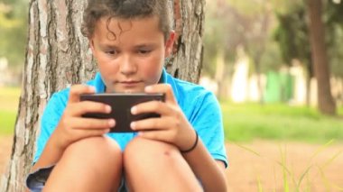 Genç çocuk açık 3 Smartphone kullanarak